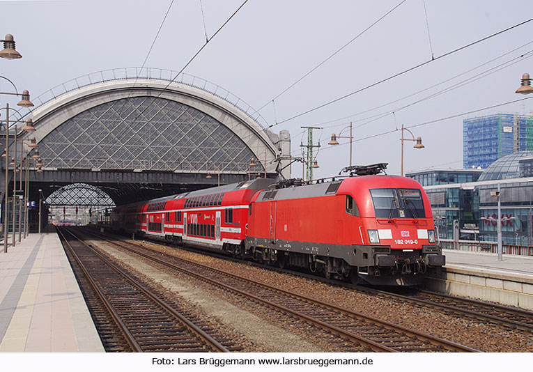 DB Baureihe 182 in Dresden Hbf mit einer S-Bahn