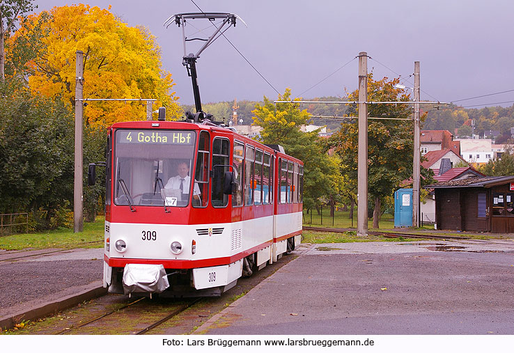 Die Thüringerwaldbahn an der Haltestelle Gleisdreieck