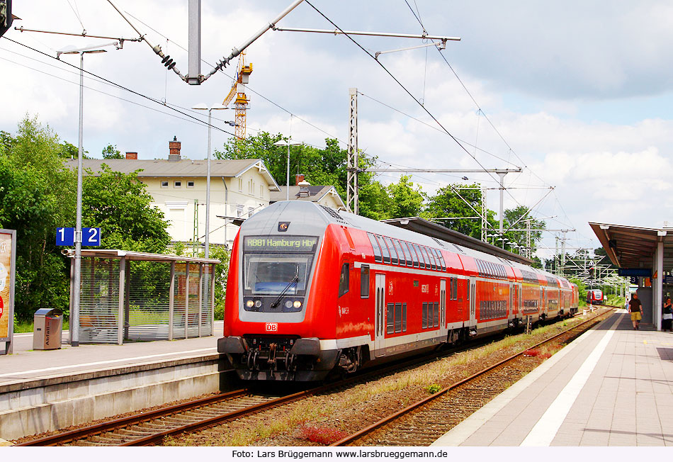 Doppelstockzug im Bahnhof Ahrensburg