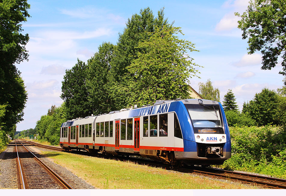 AKN Triebwagen im Bahnhof Hasloh