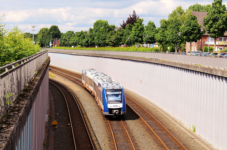 Ein Lint Triebwagen der AKN Eisenbahn AG im Bahnhof Henstedt-Ulzburg