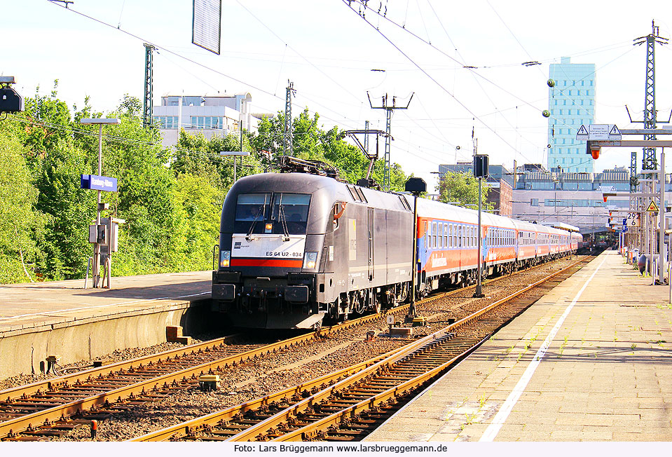 Ein HKK verlässt den Bahnhof Hamburg-Altona