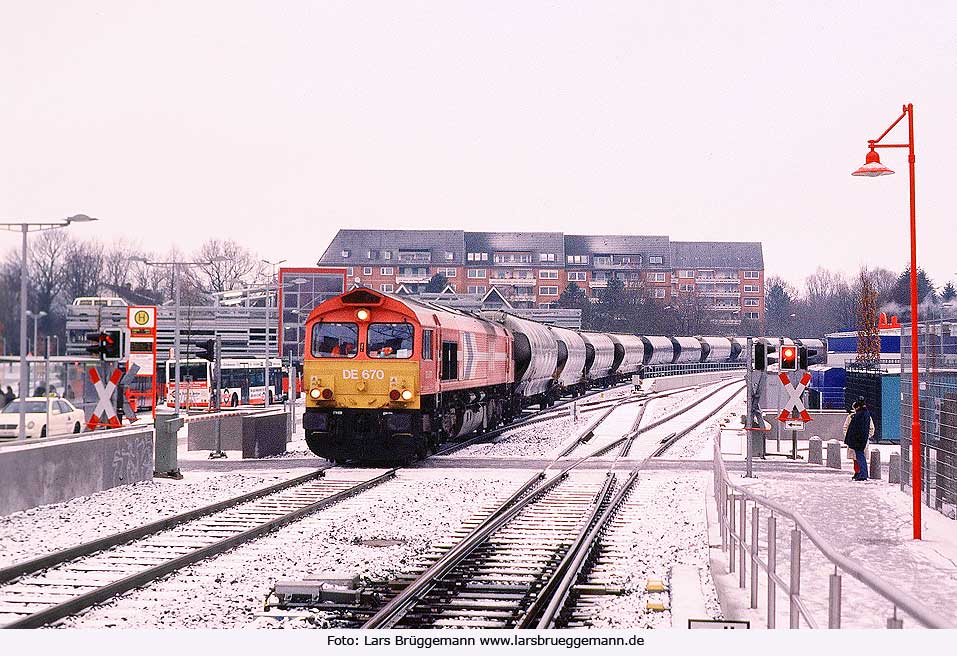 Die HGK Lok DE 670 im Bahnhof Quickborn mit einem Güterzug