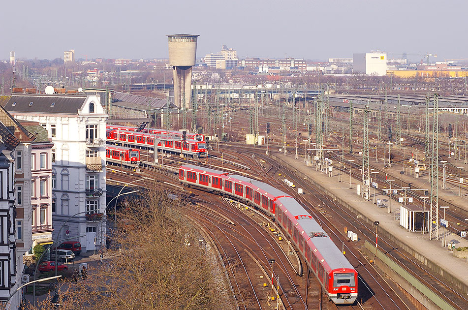 Der Bahnhof Hamburg-Altona mit einer S-Bahn, dem Wasserturm, der Triebwagenhalle und dem Güterbahnhof