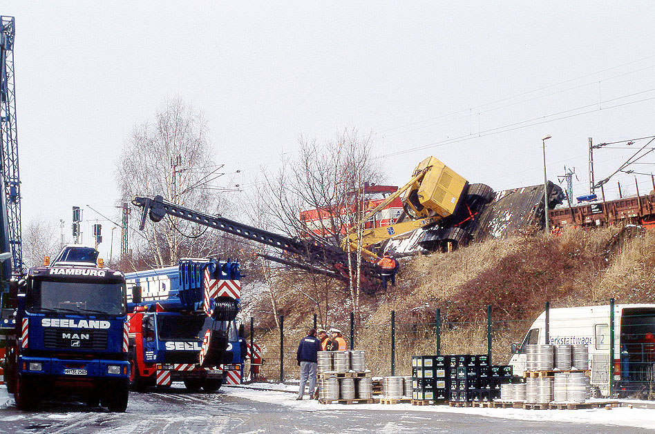 Zugunglück in Hamburg-Altona am Abzweig Rainweg Glückel-von-Hameln-Straße