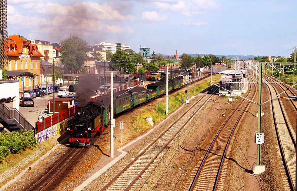 Ein Dampfzug nach Radeburg verlässt den Bahnhof Radebeul Ost