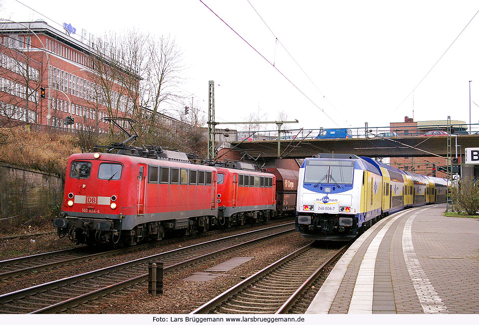 Zwei Loks der Baureihe 140 im Bahnhof Hamburg-Harburg