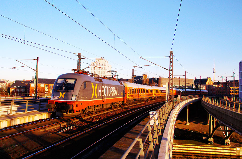 Der Locomore-Zug mit einer Hectorrail-Lok in Berlin Hbf