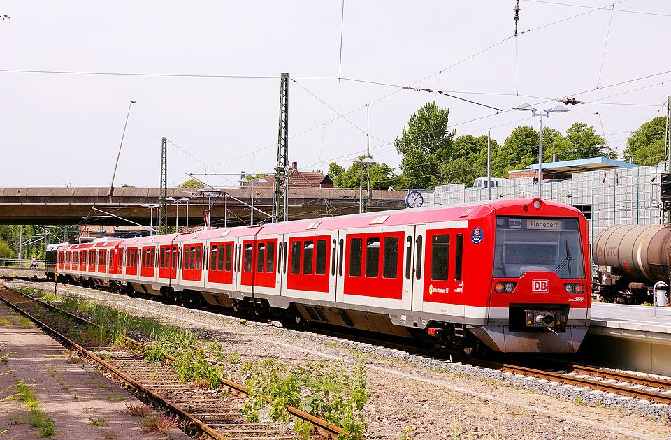 Eine S-Bahn der Baureihe 474.3 der S-Bahn Hamburg im Bahnhof Stade
