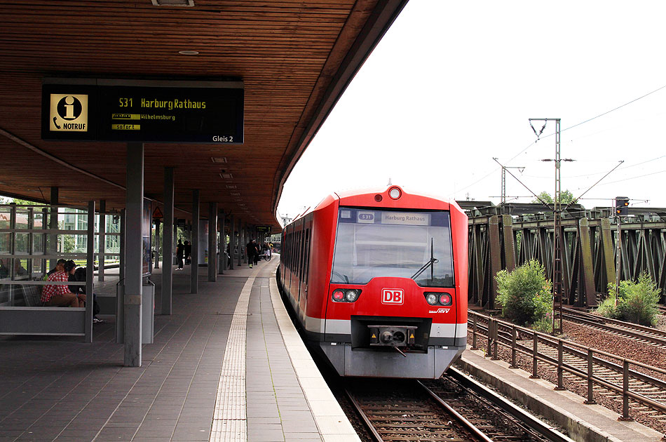 Der Bahnhof Veddel der Hamburger S-Bahn mit einem Triebwagen der Baureihe 474