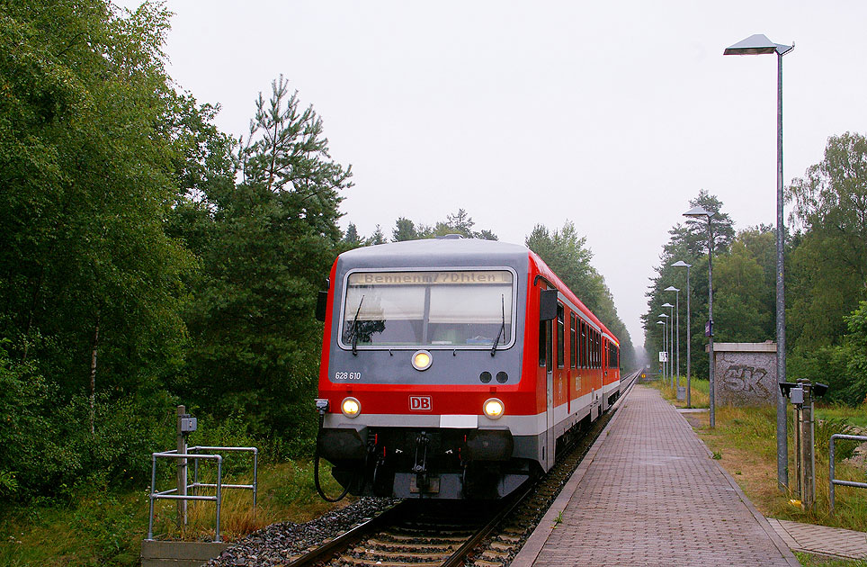 Ein Triebwagen der Baureihe 628 im Haltepunkt B&uuml;senbachtal