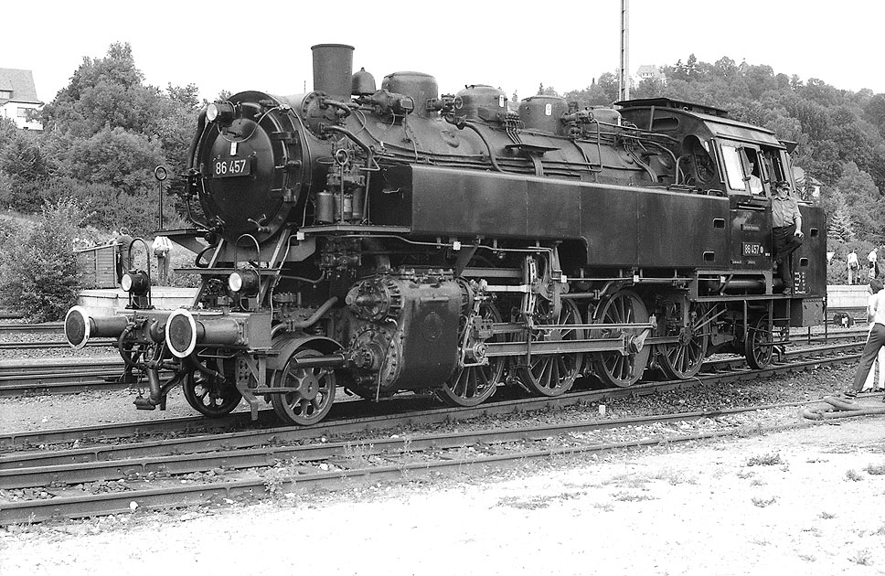 Die Dampflok 86 457 im Bahnhof Hersbruck rechts der Pegnitz