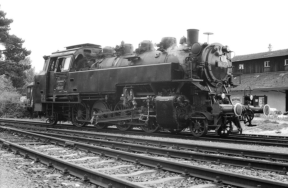 Die Dampflok Baureihe 86 im Bahnhof Hersbruck rechts der Pegnitz