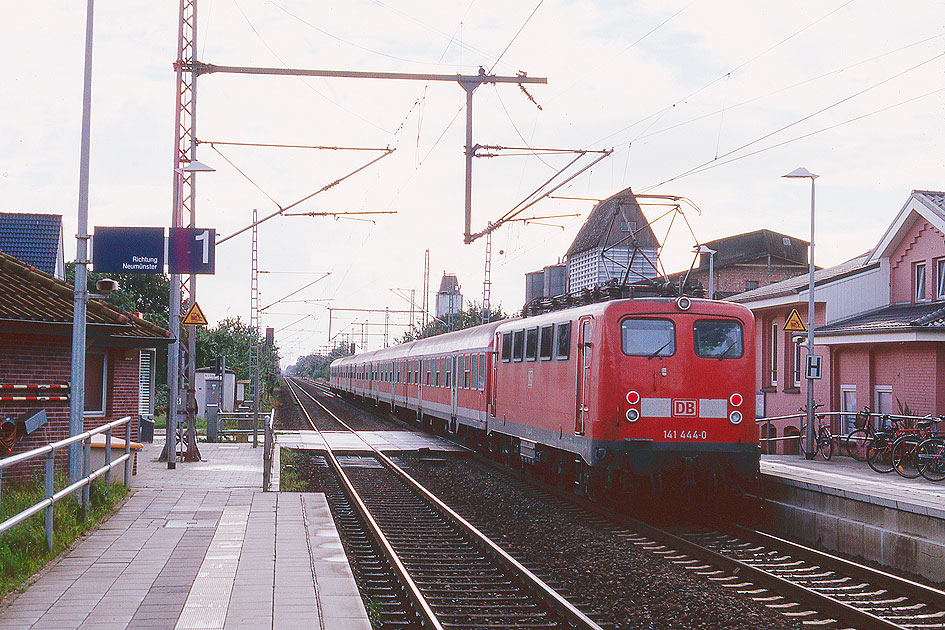 Eine Lok der Baureihe 141 im Bahnhof Brokstedt