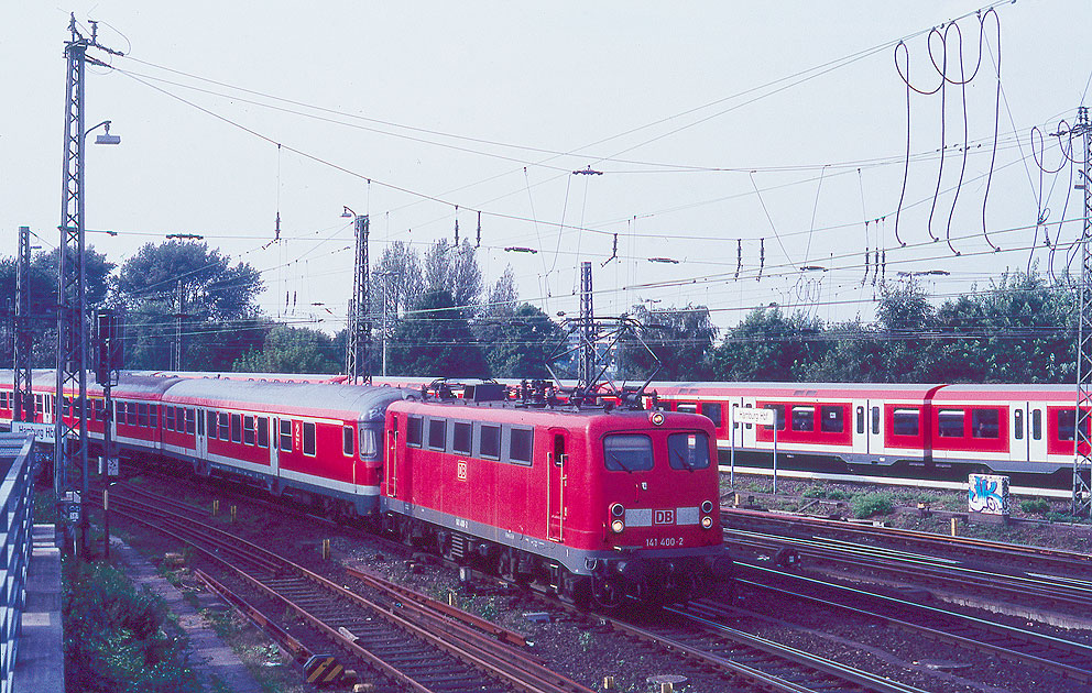 Eine E-Lok der Baureihe 141 in Hamburg Hbf
