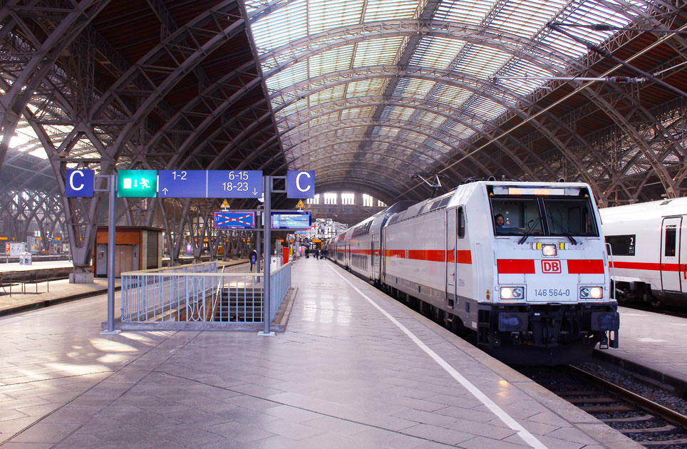 DB Baureihe 146 mit einem Doppelstock IC in Leipzig Hbf