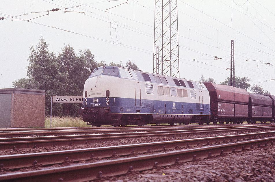 Eine Lok der Baureihe 221 in Duisburg