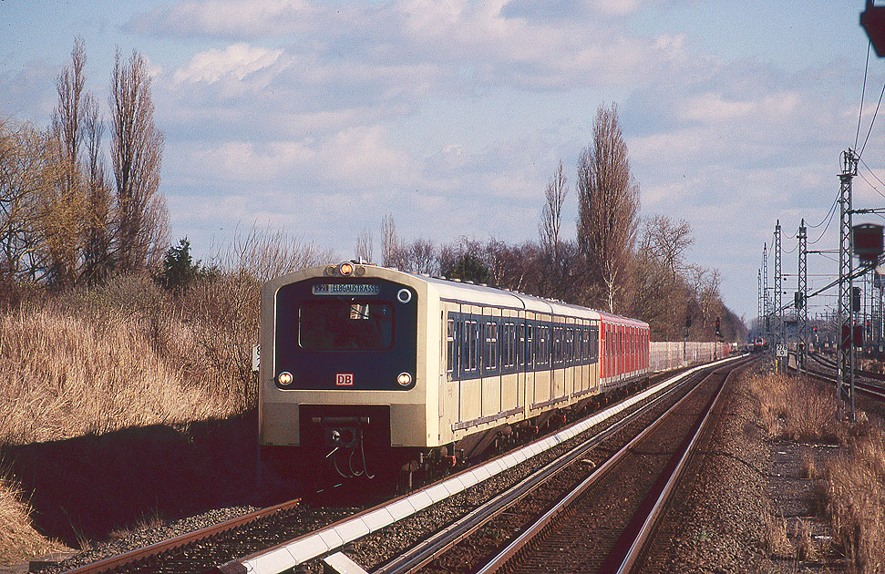 Die DB Baureihe 472 der Hamburger S-Bahn im Bahnhof Mittlerer Landweg