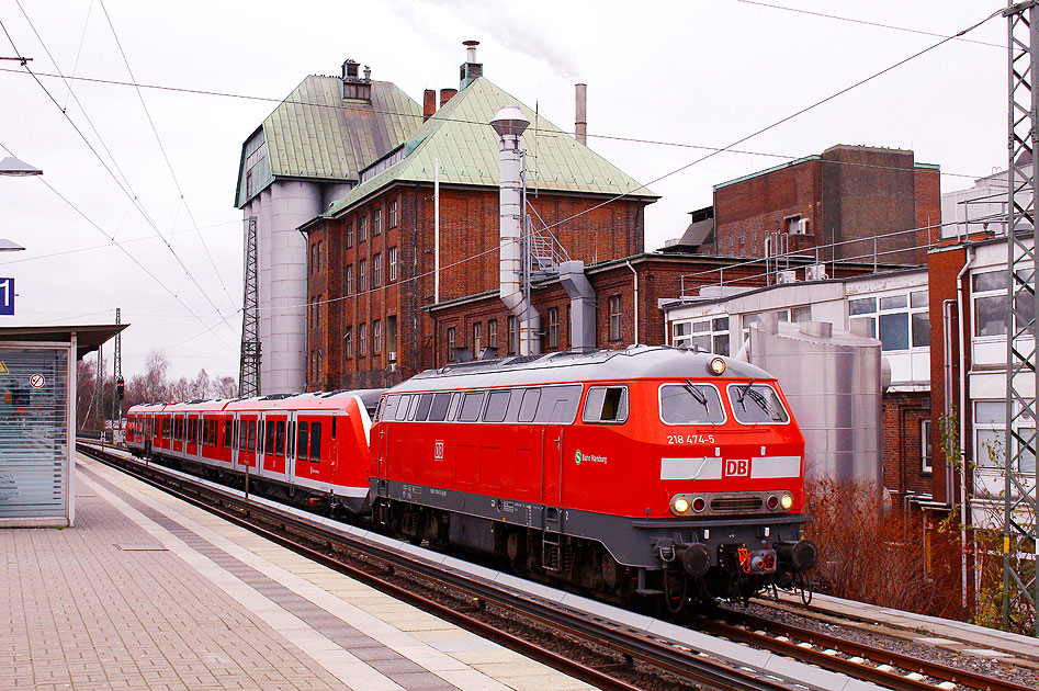 Die 218 474-5 mit dem 490 9014 im Bahnhof Hamburg-Eidelstedt