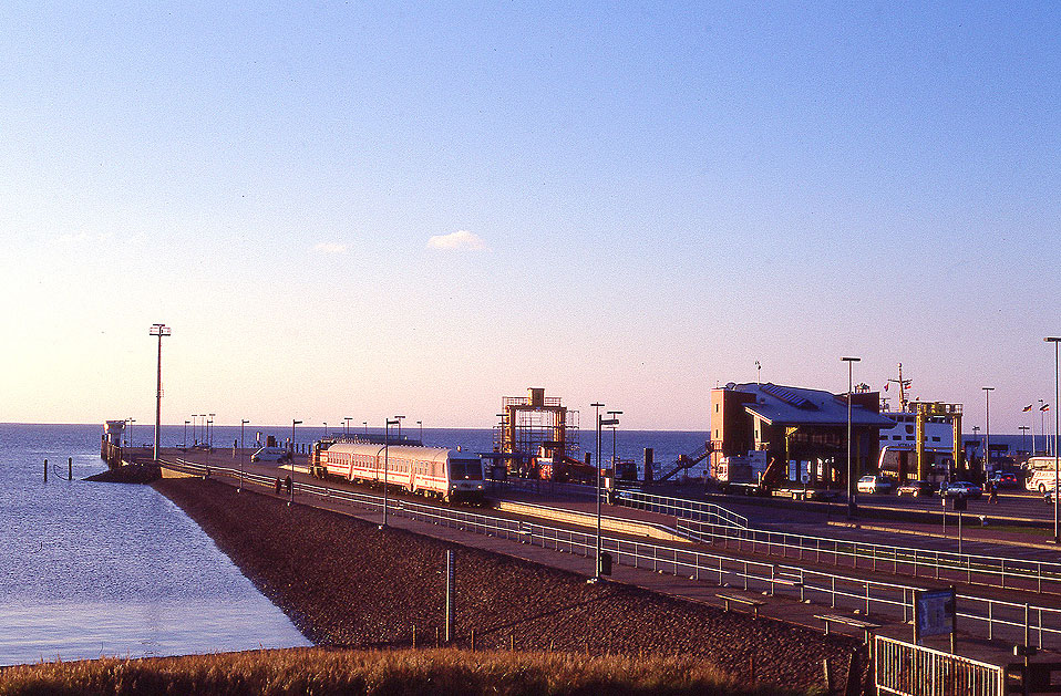 Die Mole in Dagebüll mit dem NEG-Wendezug und der DL2 im Abendblicht