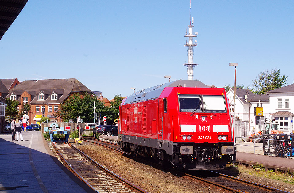 Eine Lok der Baureihe 245 im Bahnhof Westerland auf Sylt