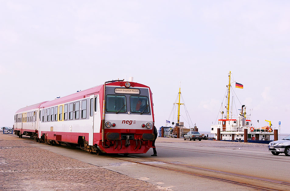 Ein Jenbacher Triebwagen auf der Mole in Dagebüll - Hier kann man vom Zug auf die Fähre nach Dagebüll und Amrum umsteigen