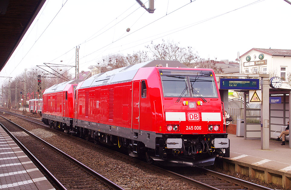 Zwei Traxx-Diesellloks der Baureihe 245 im Bahnhof Elmshorn