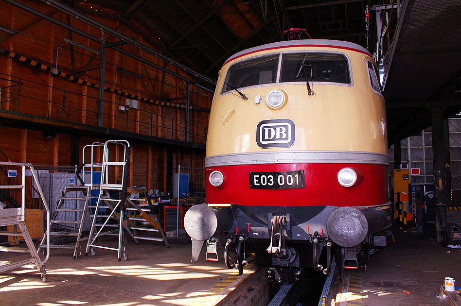 Die Museumslok E 03 001 im Bahnbetriebswerk Hamburg-Eidelstedt