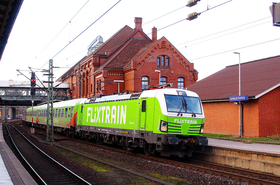 Ein Flixtrain im Bahnhof Hamburg-Harburg