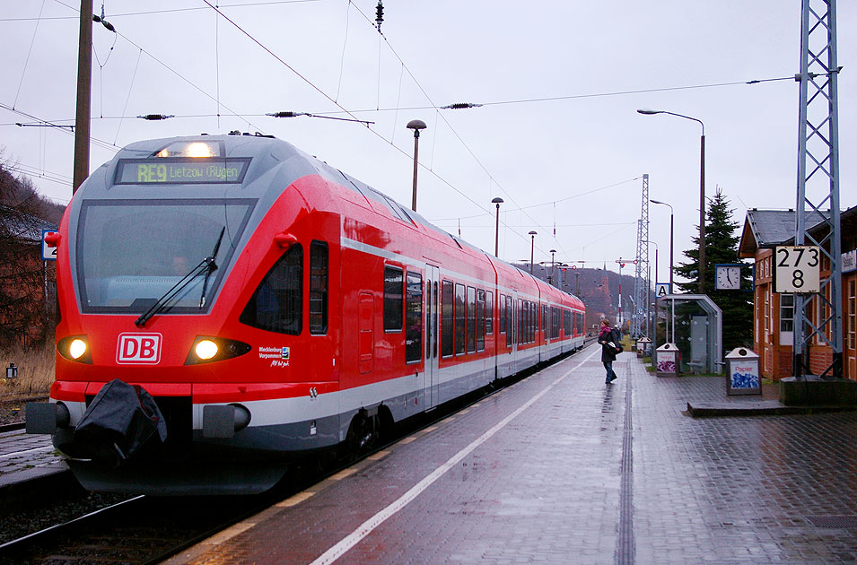 Ein Triebwagen im Bahnhof Sassnitz auf Rügen
