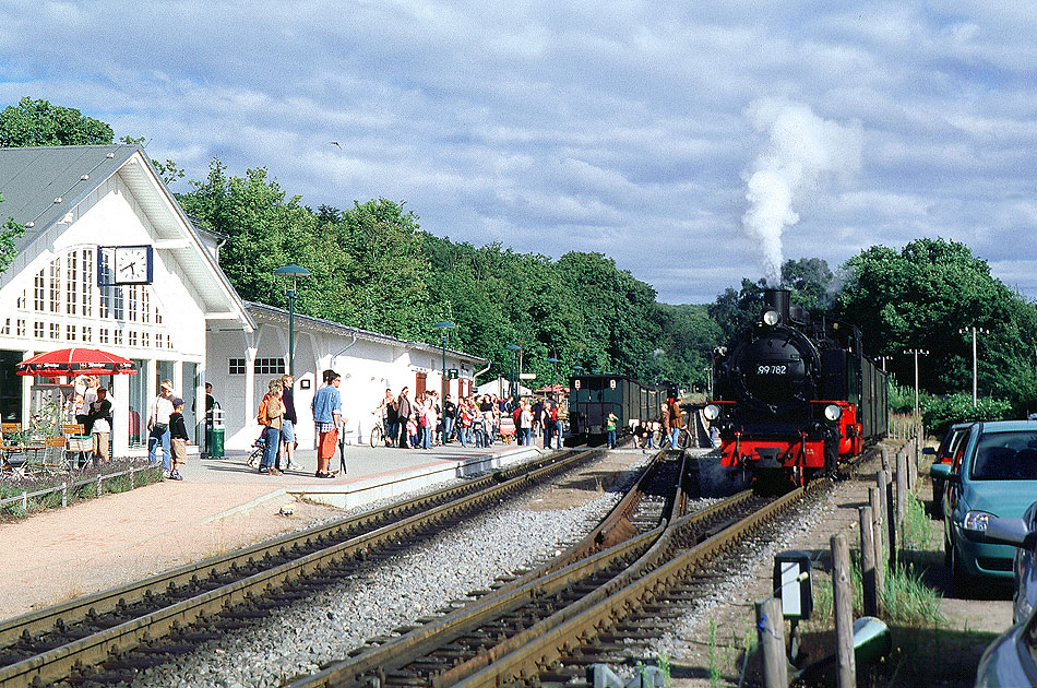Der Bahnhof Binz Ost mit dem Rasenden Roland
