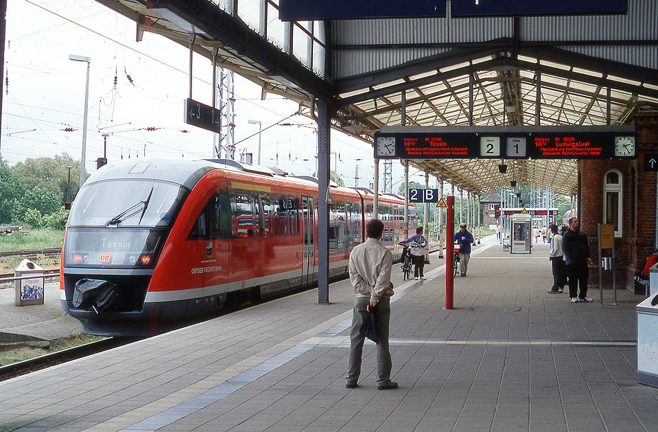 Ein Desiro Triebwagen der Baureihe 642 im Bahnhof Wismar