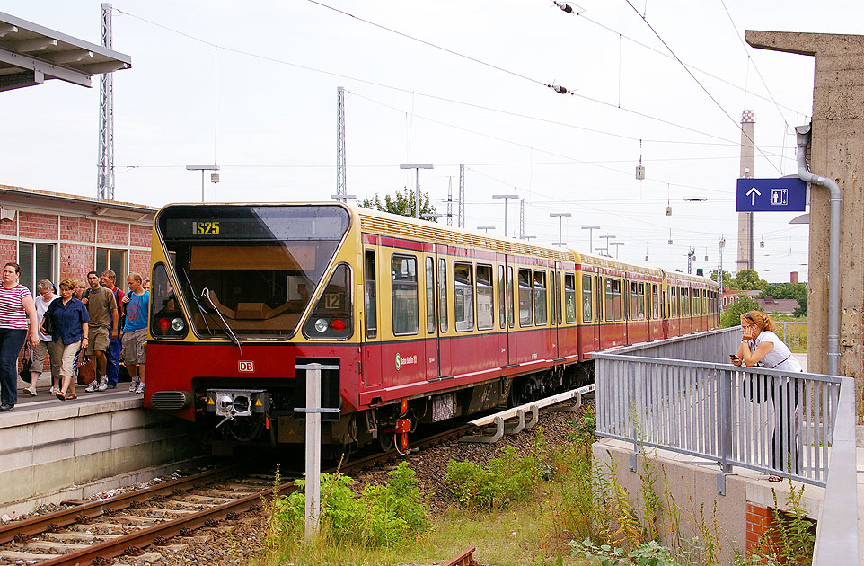 Eine S-Bahn der Baureihe 480 im Bahnhof Hennigsdorf