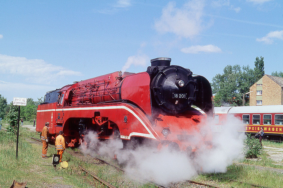 Die Schlepptenderdampflok 18 201 im Bahnhof Geesthacht