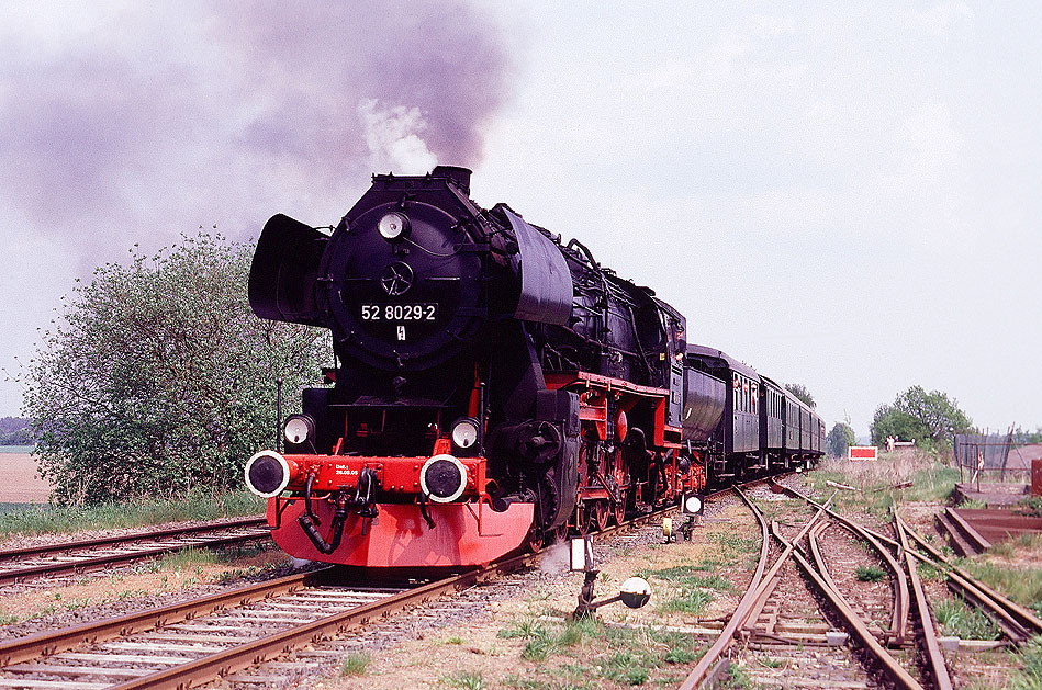 Eine Dampflok der Baureihe 52 auf der OHE-Strecke Lüneburg - Soltau im Bahnhof Drögennindorf