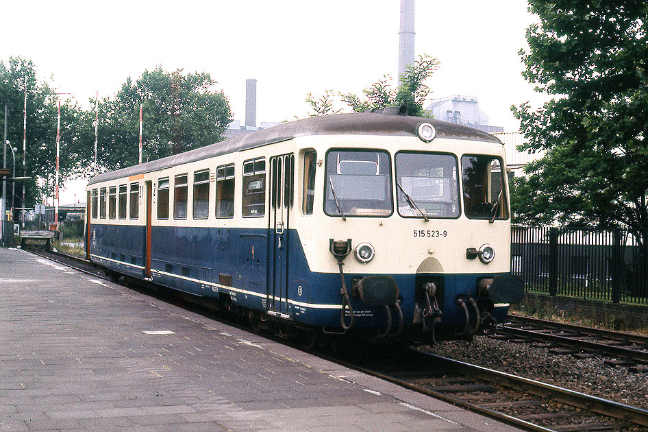 Ein Akkutriebwagen der Baureihe 515 in Duisburg-Ruhrort