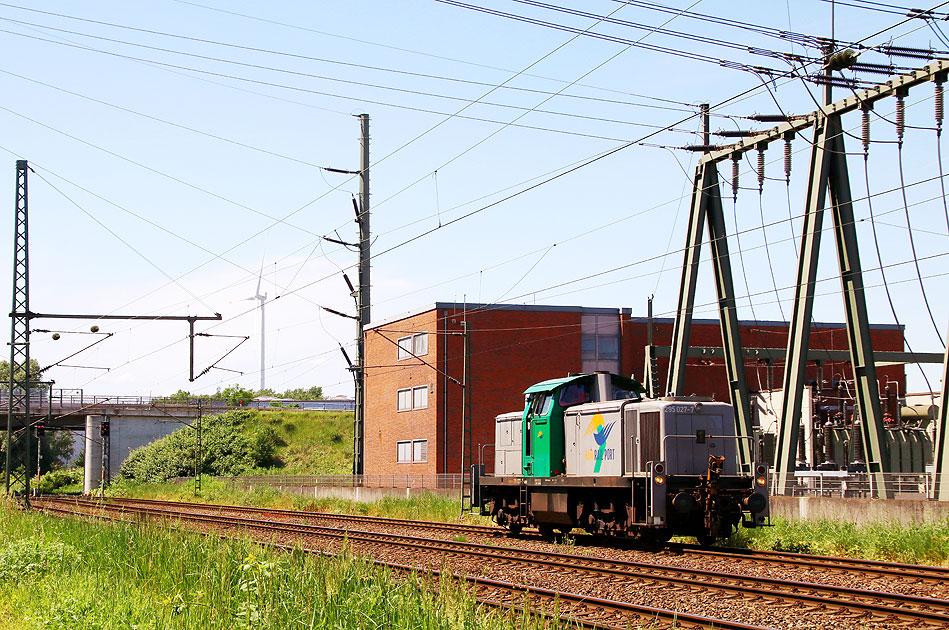 Eine Diesellok der Baureihe 295 von Ham Rail Port im Hamburger Hafen in Waltershof