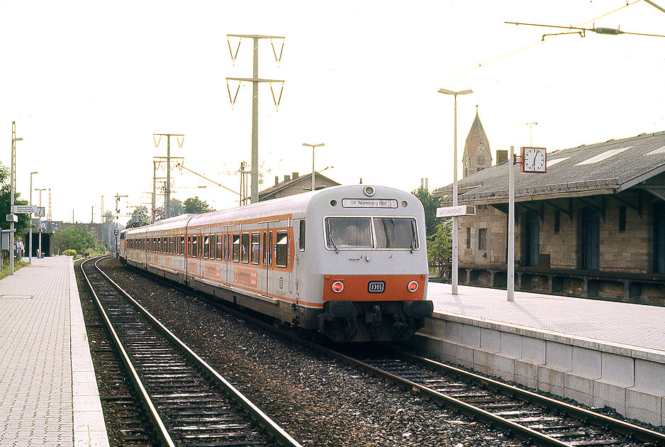 x-Wagen der S-Bahn Nürnberg im Bahnhof Lauf links der Pegnitz