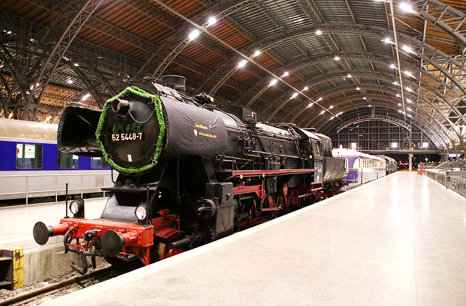 Die Dampflok 52 5448-7 in Leipzig Hbf als Weihnachtslok