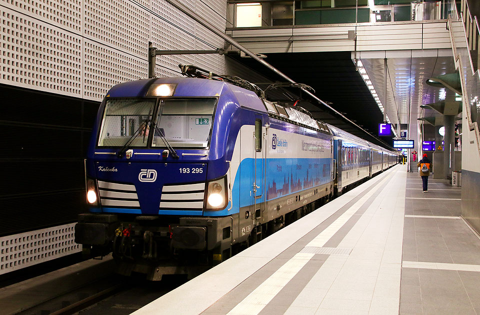 Eine CD Vectron Lok in Berlin Hbf