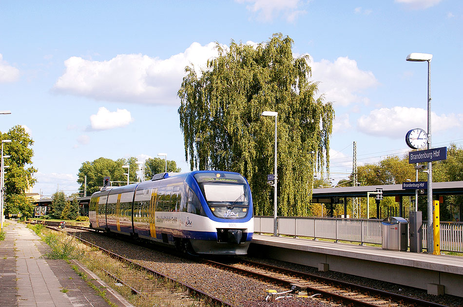 Ein Ola-Talent-Triebwagen im Bahnhof Brandenburg Hbf