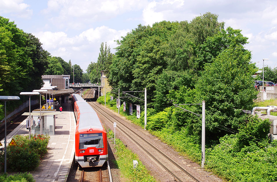 Eine S-Bahn der Baureihe 474 im Bahnhof Wandsbeker Chausssee