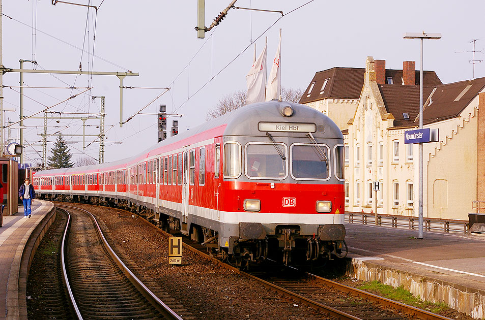 Ein Wendezug im Bahnhof Neumünster