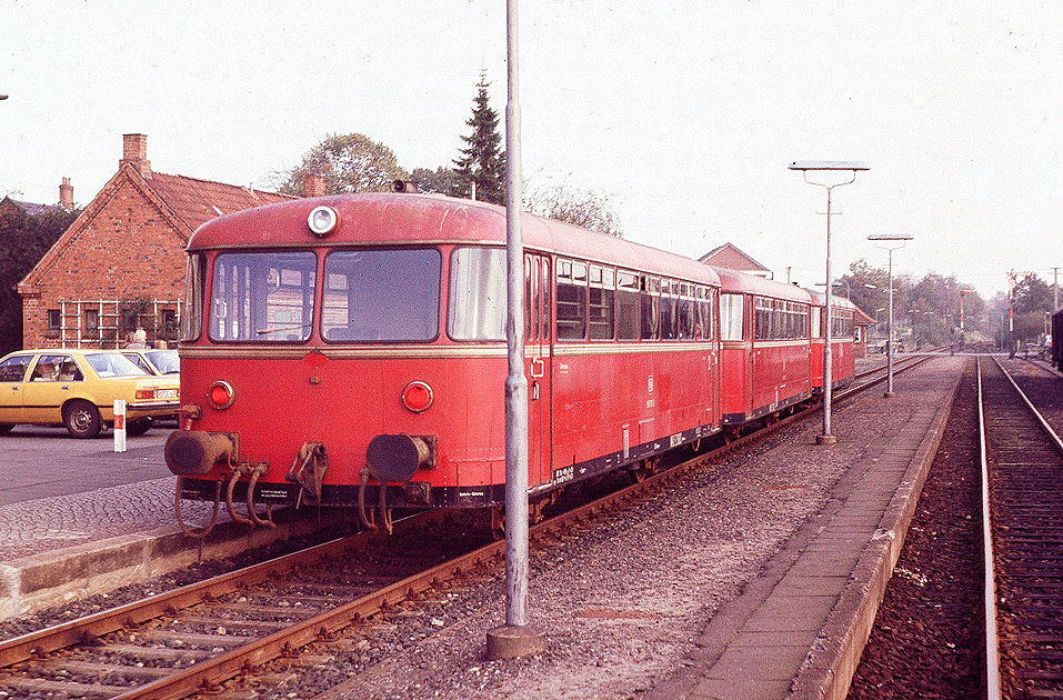 Uerdinger Schienenbus im Bahnhof Hohenwestedt