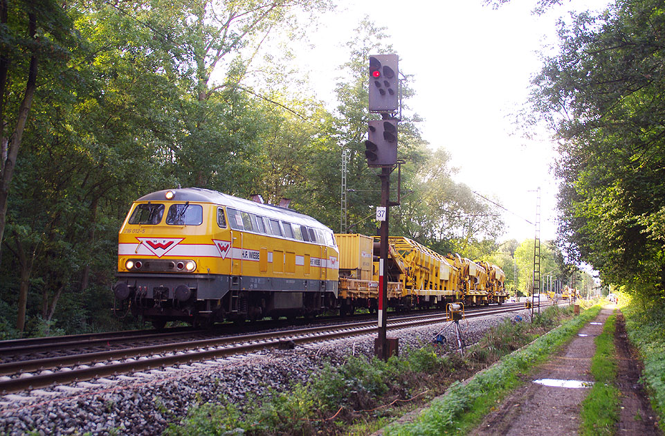 Wiebe Baureihe 216 mit einem Bauzug in Prisdorf