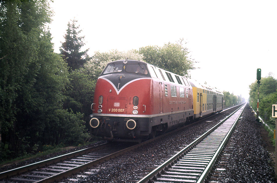 Die V 200 007 mit dem LBE VLV Doppelstockwagen in Hamburg-Wandsbek Ost