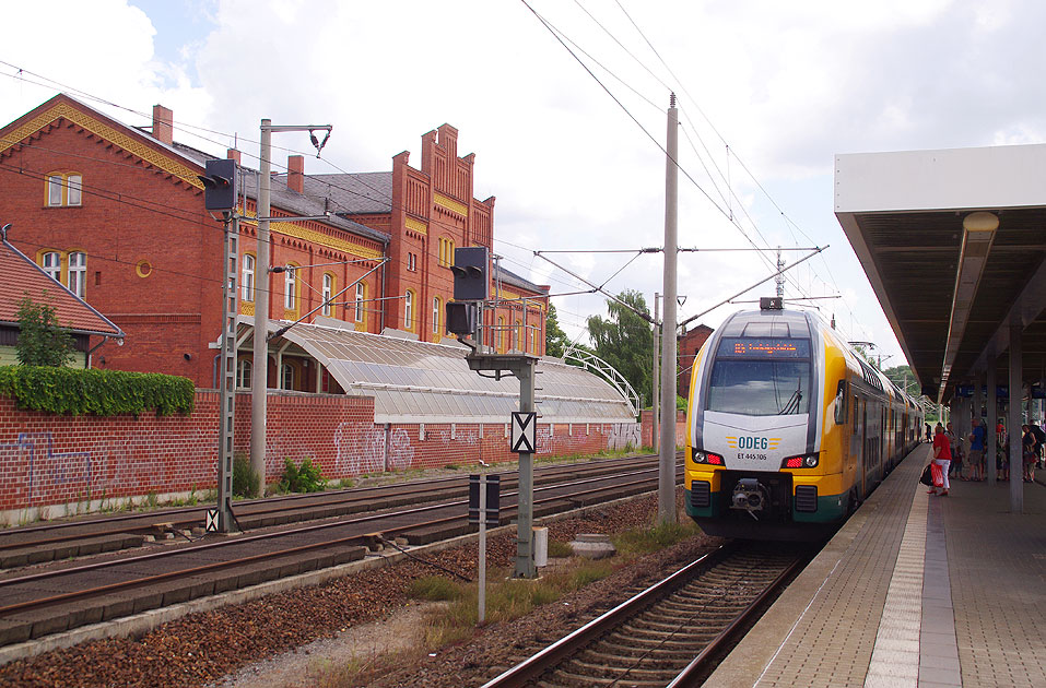 Ein ODEG Kiss Triebwagen im Bahnnhof Rathenow