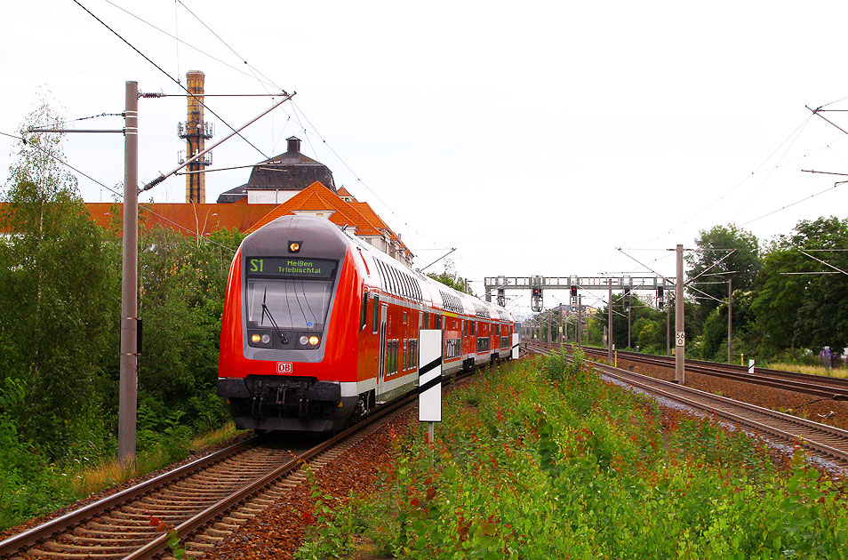 Eine S-Bahn im Bahnhof Dresden-Dobritz