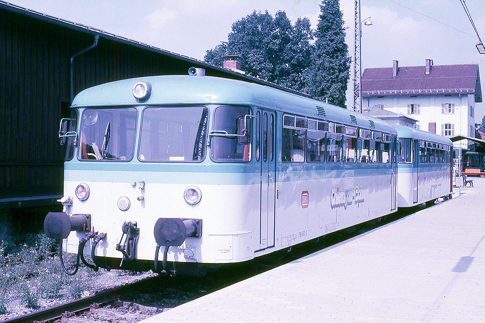Ein Schienenbus der Baureihe 798 der Chiemgau-Bahn im Bahnhof Prien am Chiemsee