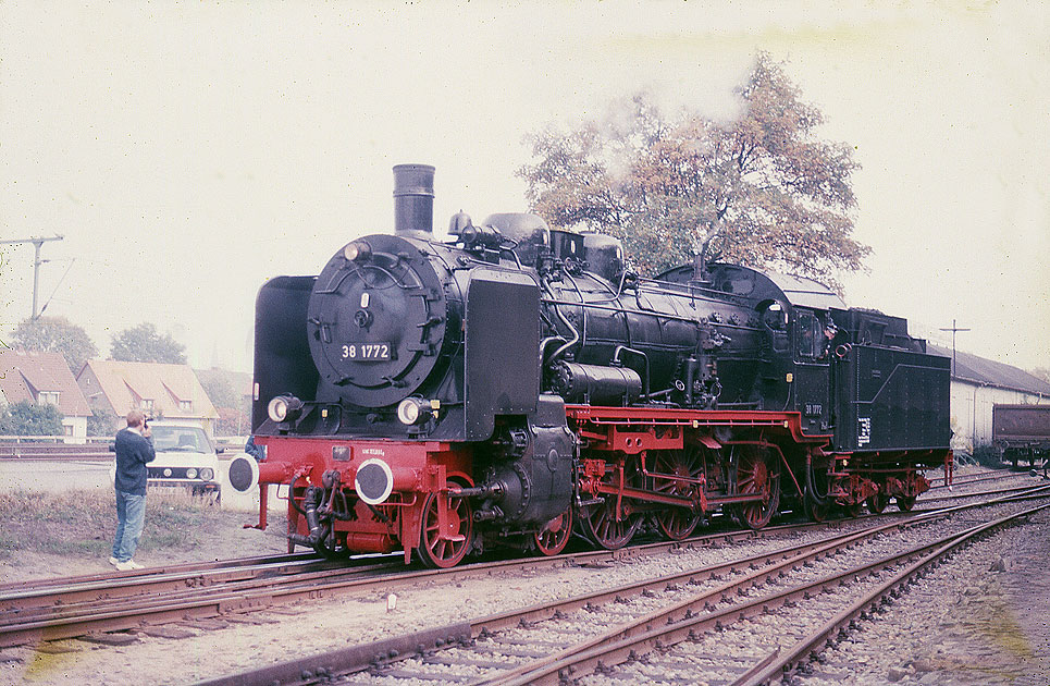 Die Dampflok 38 1772 rangiert in Buxtehude Süd